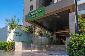 A building with a sign reading "Casamax Suites" indicating a hotel. - Casamax Suites (Konyaalti)