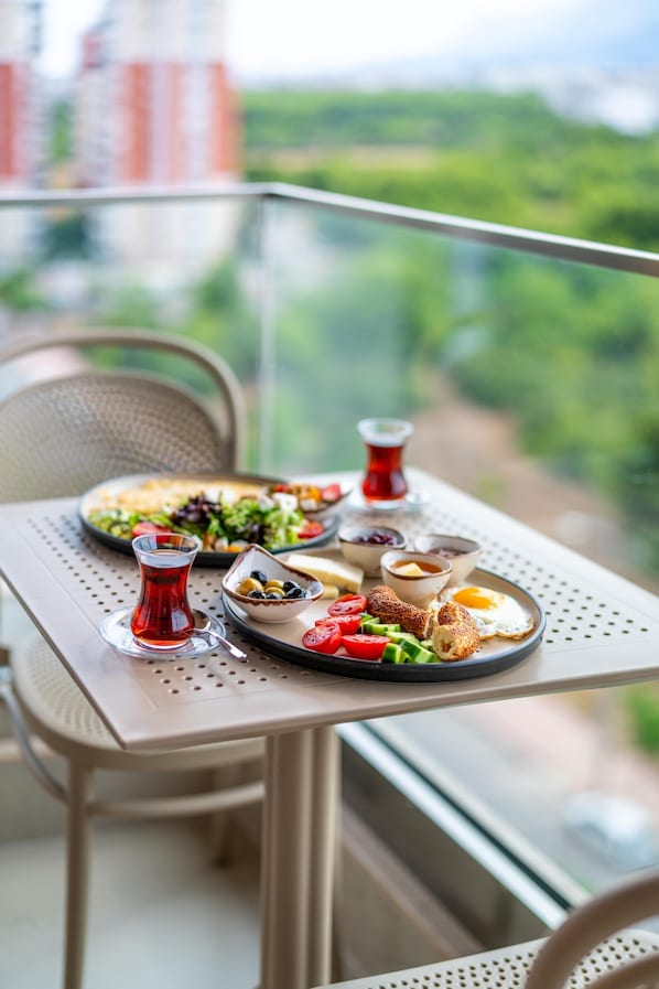 Desayuno continental diario (EUR 7 por persona)