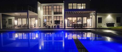 حمّام سباحة مُدفَّأ