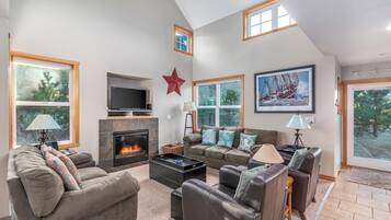 House, Multiple Beds (Treasure Chest) | Living room