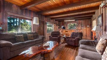 House, Multiple Beds (Uncle Jim's Cabin) | Living room