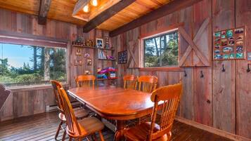 House, Multiple Beds (Uncle Jim's Cabin) | Private kitchen