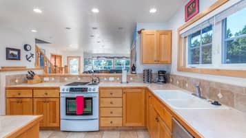 Townhome, Multiple Beds (B Haven) | Private kitchen