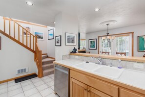Casa geminada, várias camas (BeachLover's Getaway) | Cozinha privada