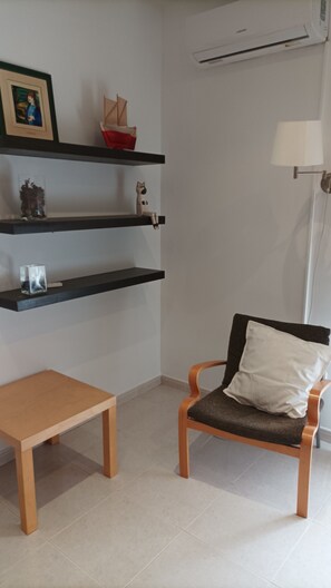 Flatscreentelevisie en boeken