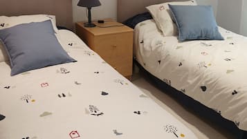 4 Schlafzimmer, Schreibtisch, Bügeleisen/Bügelbrett, WLAN