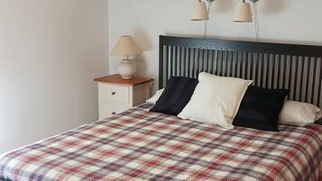 4 habitaciones, escritorio, tabla de planchar con plancha y wifi