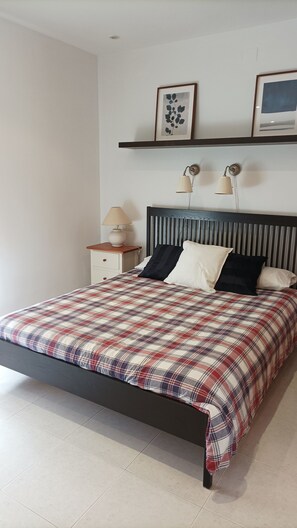 4 bedrooms, desk, iron/ironing board, WiFi