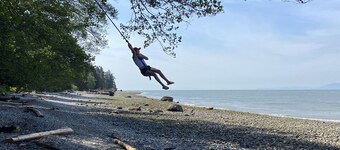 Roberts Creek Cottage. Close to village, beach, hiking and biking trails.