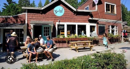 Roberts Creek Cottage. Close to village, beach, hiking and biking trails.