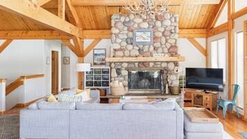 TV connectée, cheminée, écrans d'ordinateur