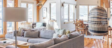 TV connectée, cheminée, écrans d'ordinateur