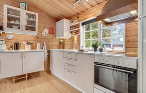 Køleskab, kogeplade, kaffe-/temaskine, køkkentøj/tallerkener/redskaber