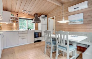 Fridge, stovetop, coffee/tea maker, cookware/dishes/utensils - 3 bedroom cozy home in Børkop (Børkop)