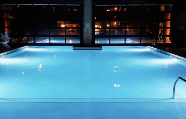 Inomhuspool och utomhuspool