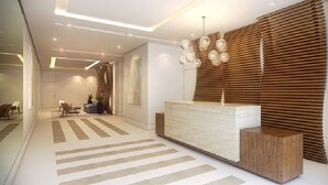 A modern reception area with a reception desk, a wooden slatted wall, and a patterned floor. - Kazanoah - Campo Belo (São Paulo)