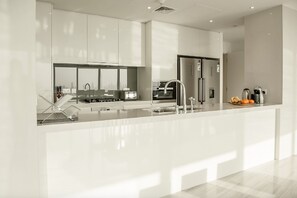 Kjøleskap, mikrobølgeovn, ovn og kokeplater