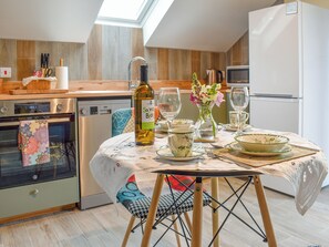 Dishwasher, freezer - 1 bedroom accommodation in Herstmonceux, near Hailsham (Herstmonceux, near Hailsham)