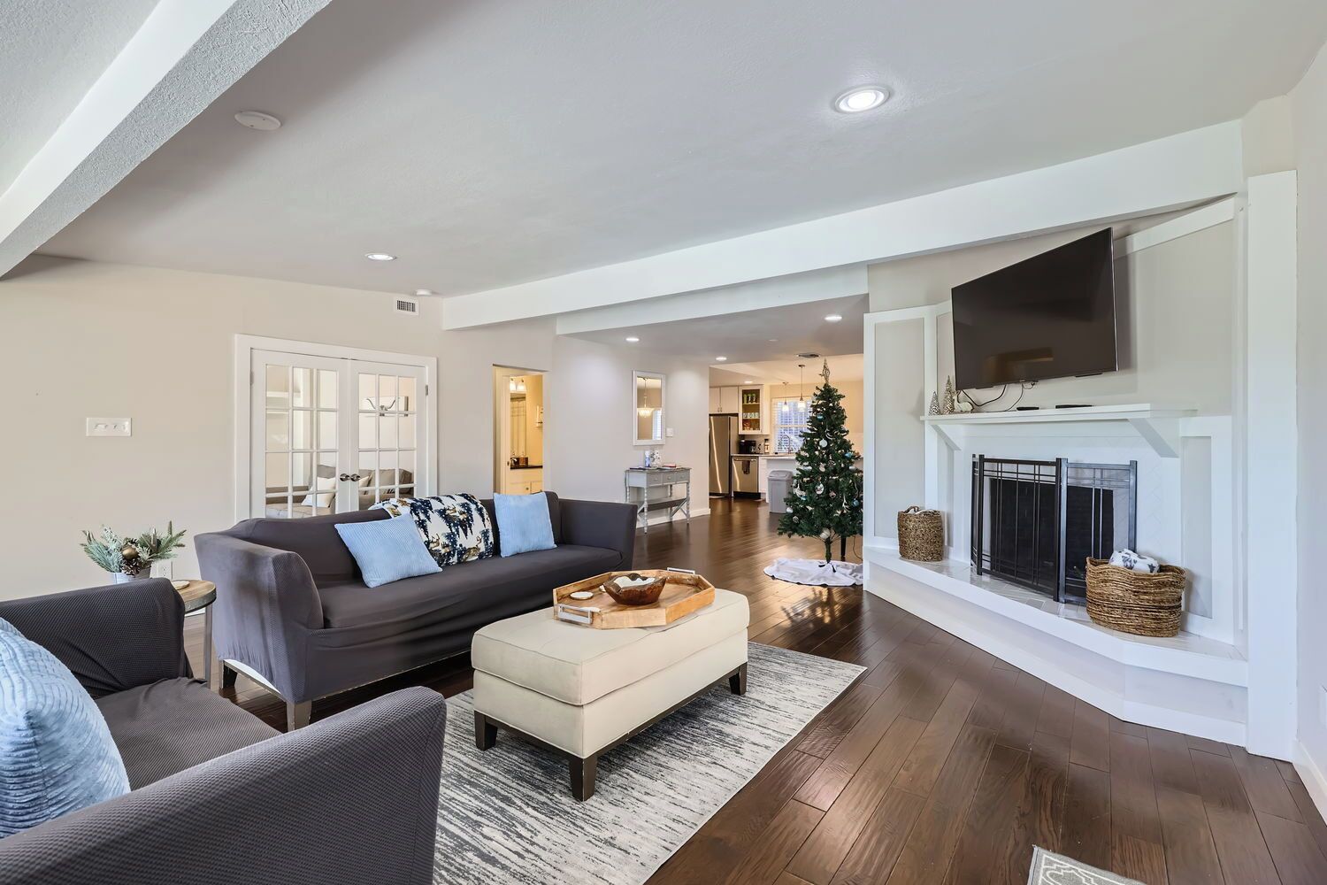 Smart-tv, tafelvoetbal, een tafeltennistafel en boeken