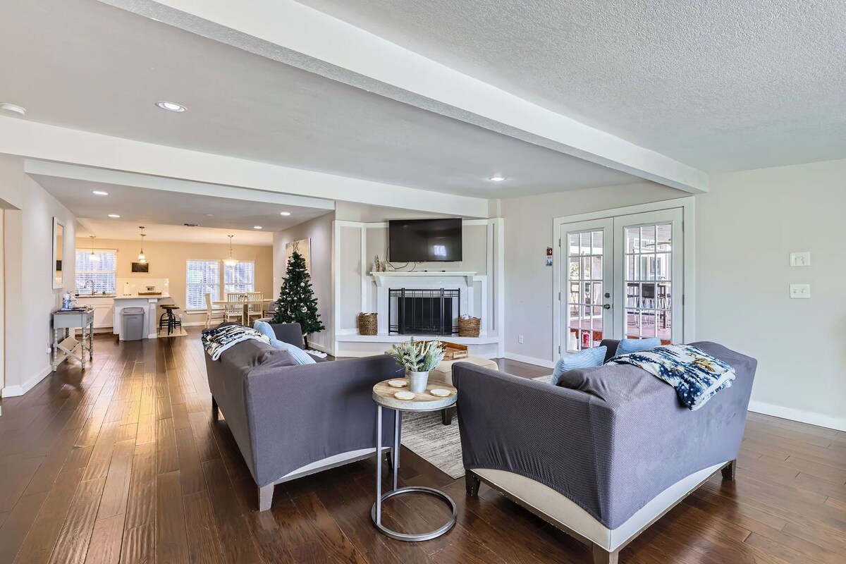 Spacious Home W/ Pool + Game Room / Near Riverwalk & Downtown!