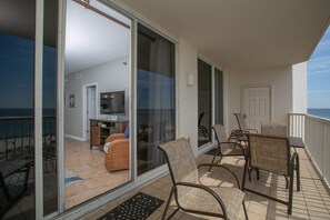 Outdoor dining - Relaxing Gulf Views at the Beach Club in Fort Morgan! (Gulf Shores)
