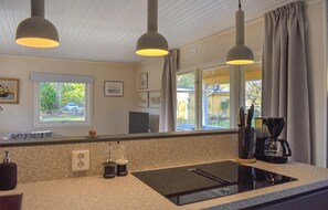 Een koelkast, een microgolfoven, een oven, een vaatwasser