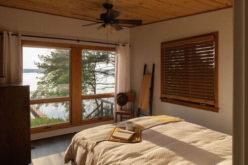 Scandinavian Lake Cabin Ideal for Romantic Getaway