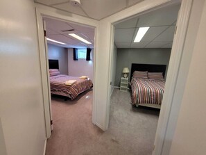 2 室のベッドルーム、アイロン / アイロン台、WiFi (無料)、ベッドシーツ