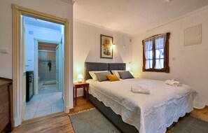 2 bedrooms, travel cot, free WiFi, bed sheets