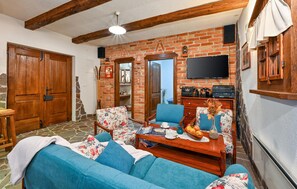Smart TV, chimenea y estéreo 