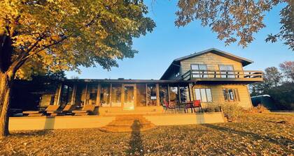 Limited summer dates Lakefront sandy beach, sunroom, sauna, game room, kayaks!