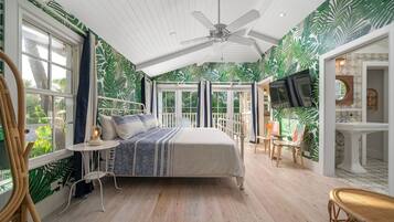 5 dormitorios, escritorio, tabla de planchar con plancha y cuna de viaje