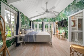 5 habitaciones, escritorio y tabla de planchar con plancha 