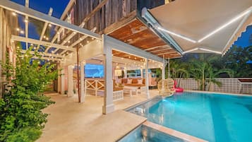 Una piscina al aire libre, una piscina climatizada