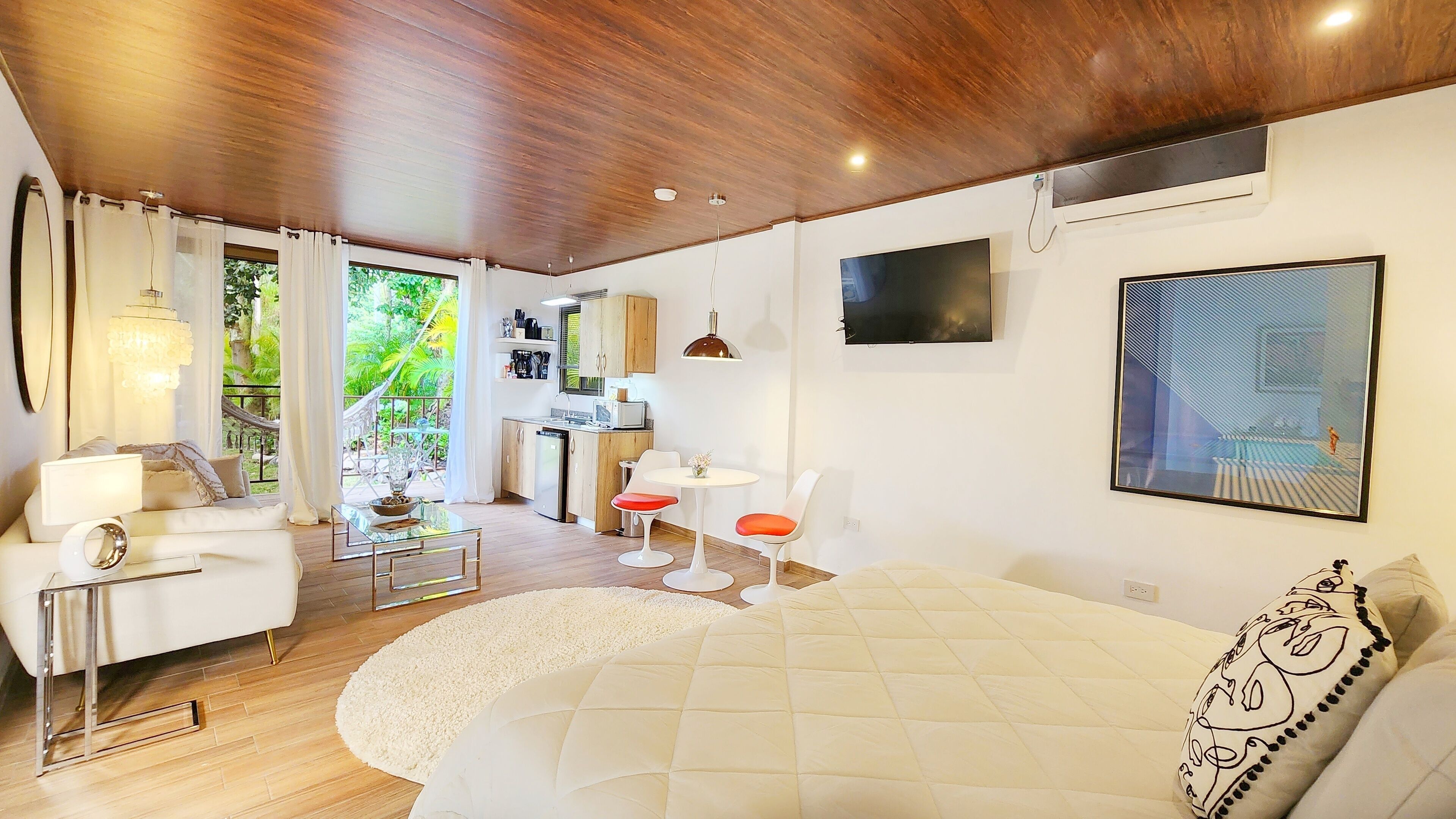 Iron/ironing board, free WiFi, bed sheets