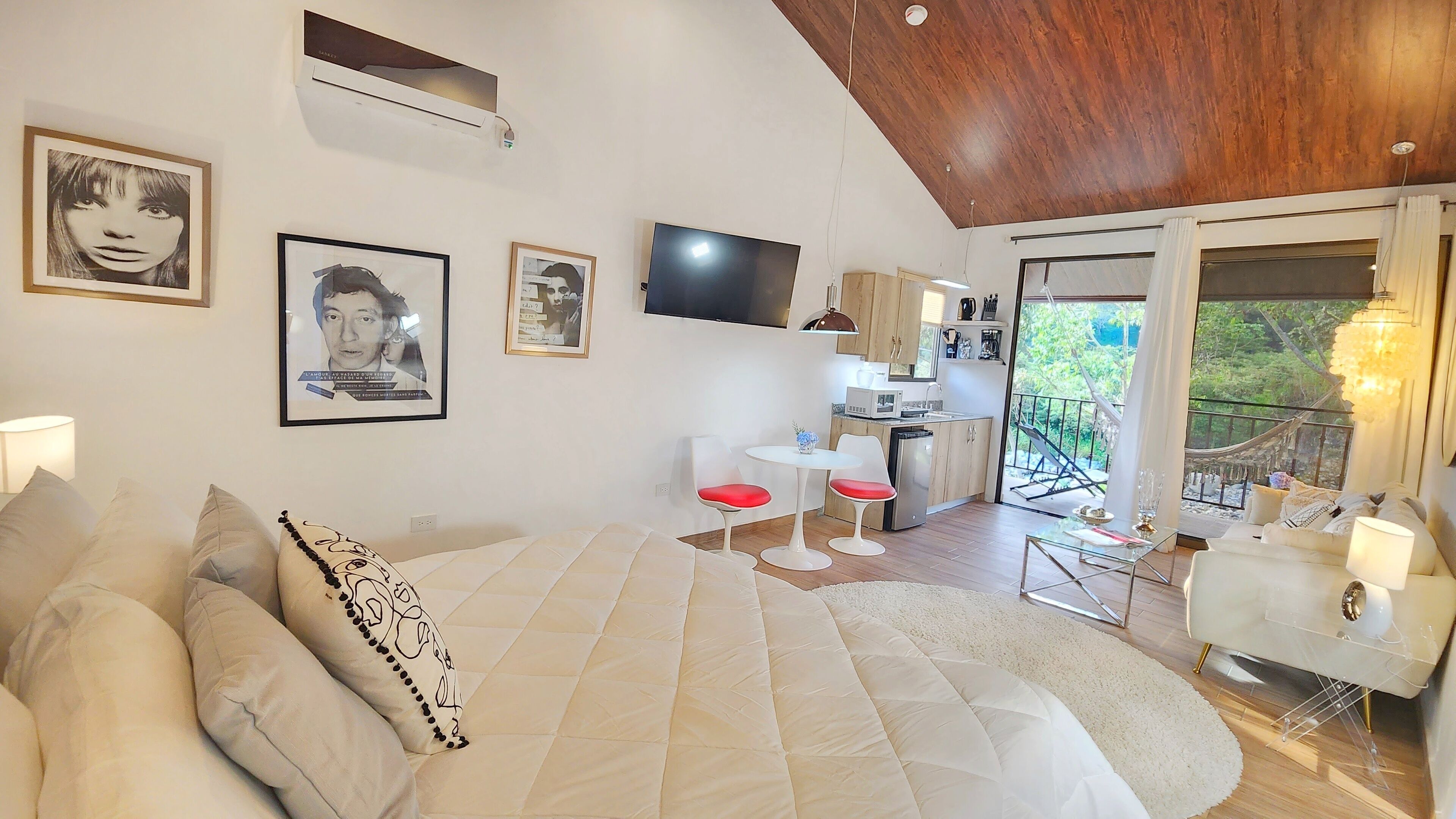 Iron/ironing board, free WiFi, bed sheets