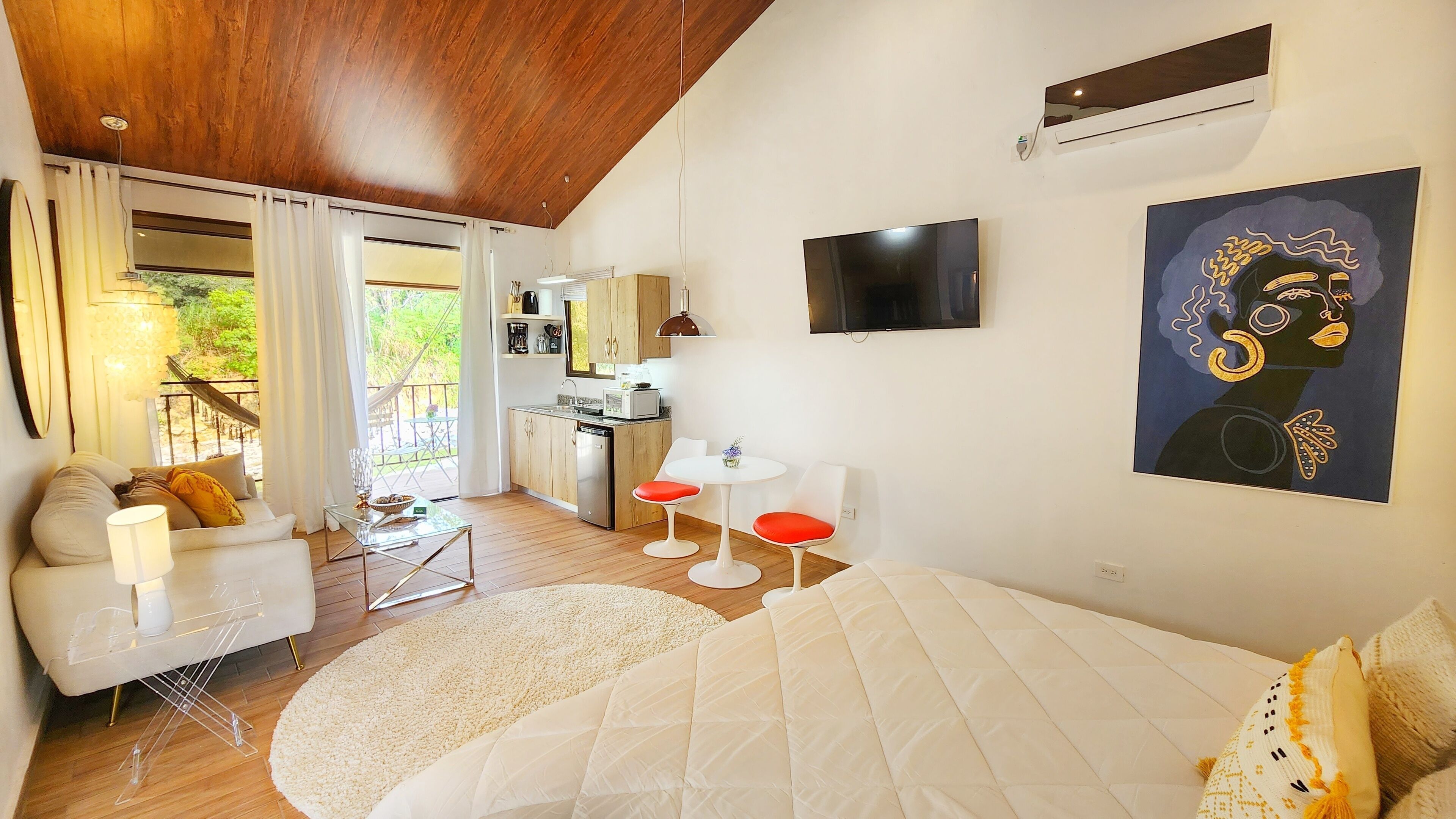 Iron/ironing board, free WiFi, bed sheets