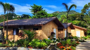 Tabla de planchar con plancha, wifi gratis y ropa de cama 