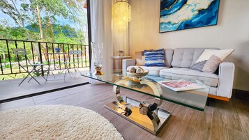 Cabaña panorámica, 1 cama de matrimonio grande, vistas al río, en esquina | Zona de estar | Smart TV de 32 pulgadas con canales digitales, una televisión