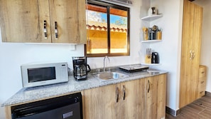 Cabin Deluxe, 1 giường cỡ king, bồn tắm nước nóng, tầng trệt | Bếp nhỏ riêng | Dụng cụ pha cà phê/trà, ấm điện, dụng cụ vệ sinh