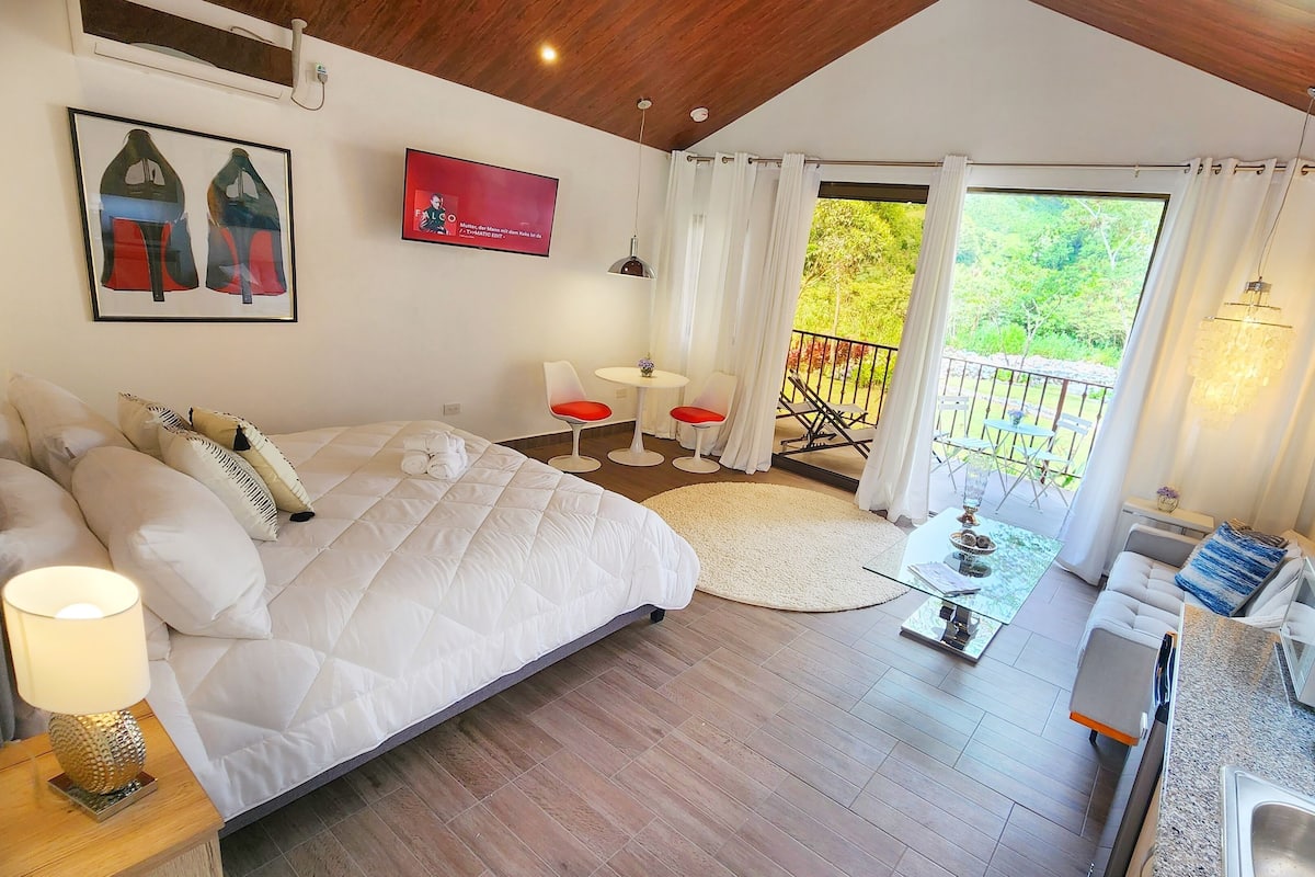 Panoramic Cabin, 1 King Bed, River View, Corner