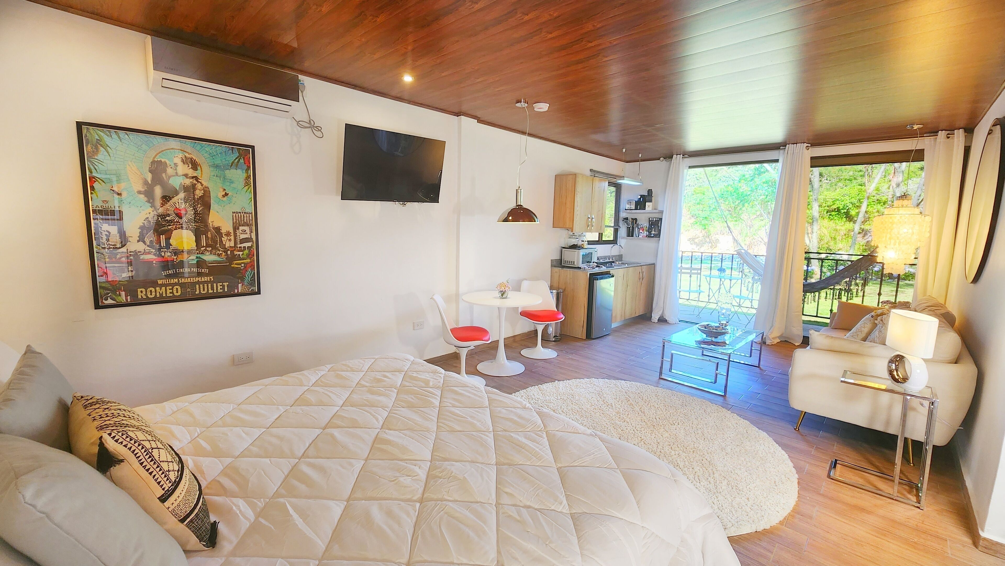 Iron/ironing board, free WiFi, bed sheets