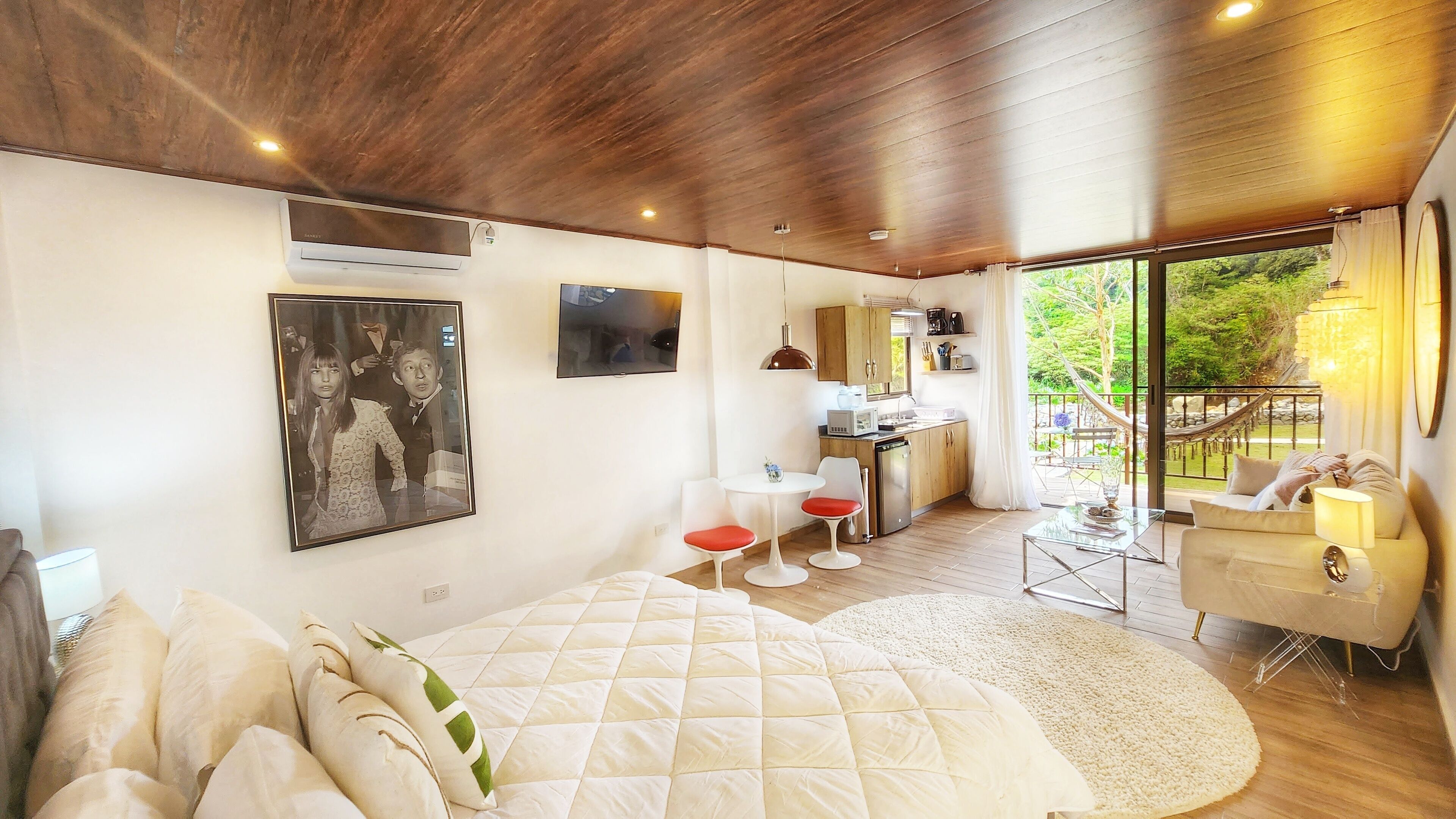 Iron/ironing board, free WiFi, bed sheets