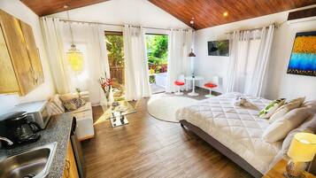 Cabaña de lujo, 1 cama King size, hidromasaje, planta baja | Tabla de planchar con plancha, wifi gratis y ropa de cama