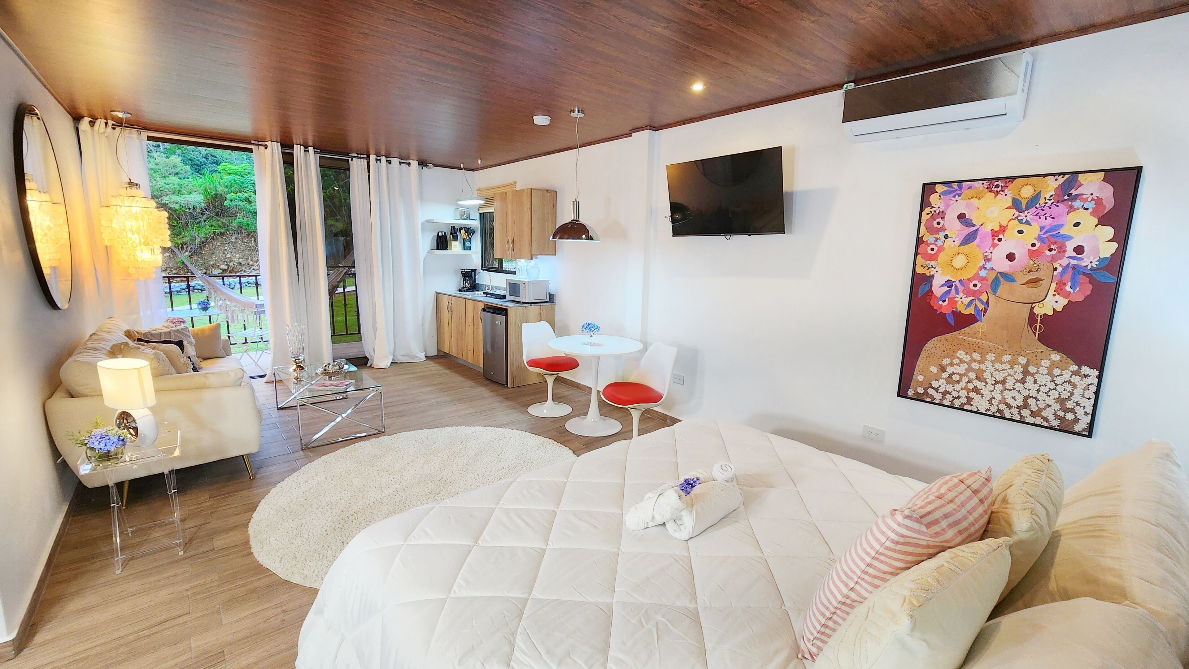Iron/ironing board, free WiFi, bed sheets