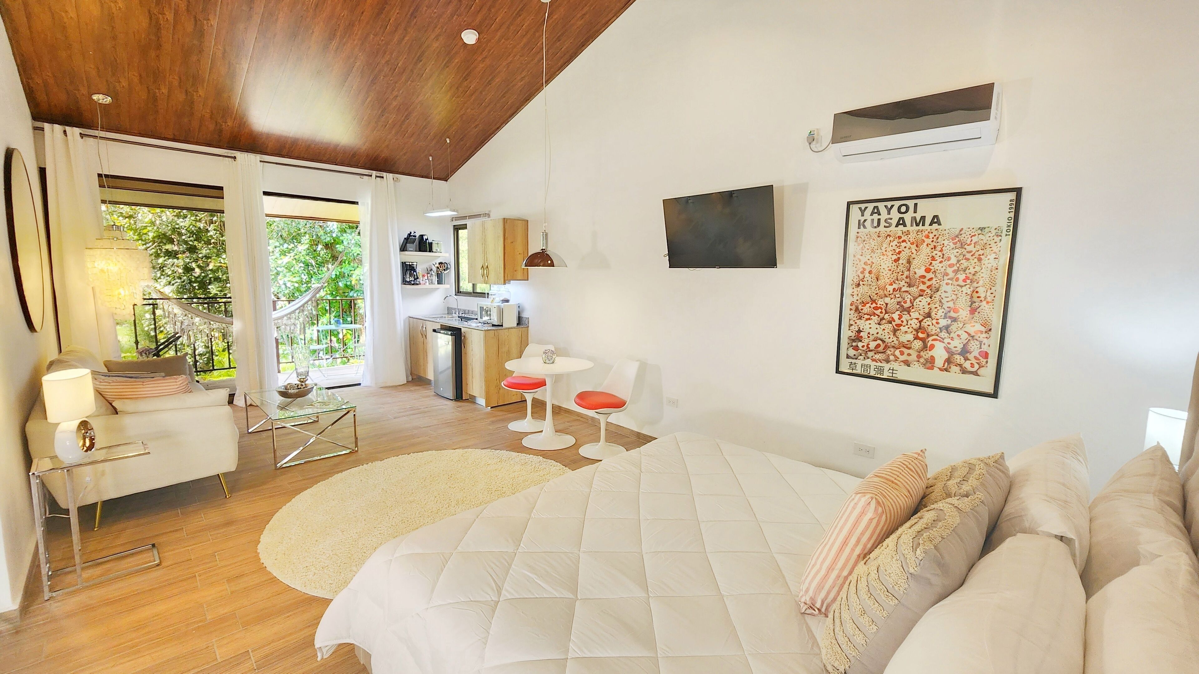Iron/ironing board, free WiFi, bed sheets