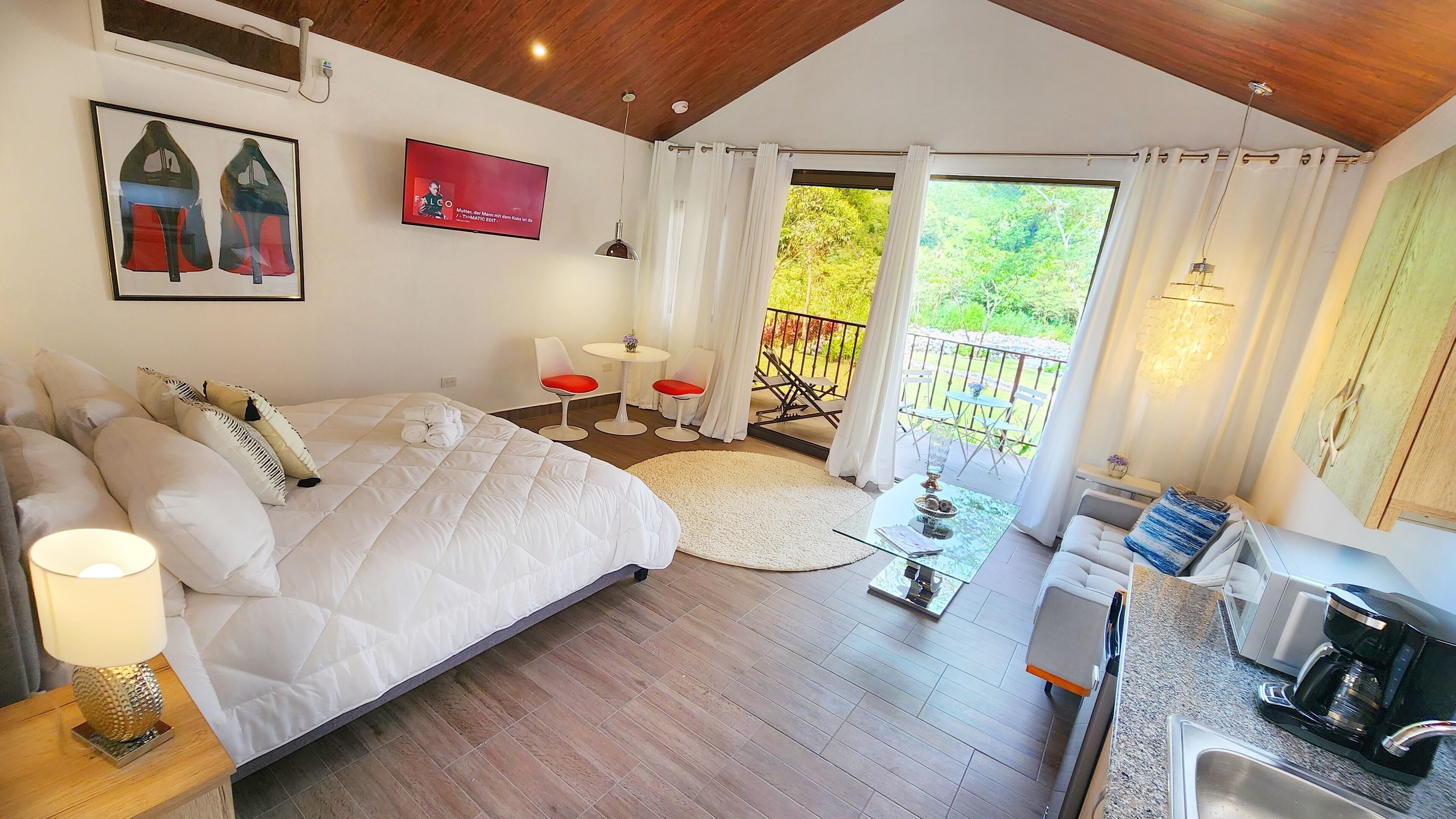 Iron/ironing board, free WiFi, bed sheets