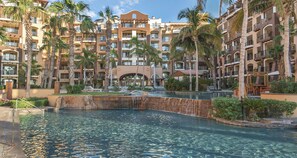 Een buitenzwembad, een verwarmd zwembad