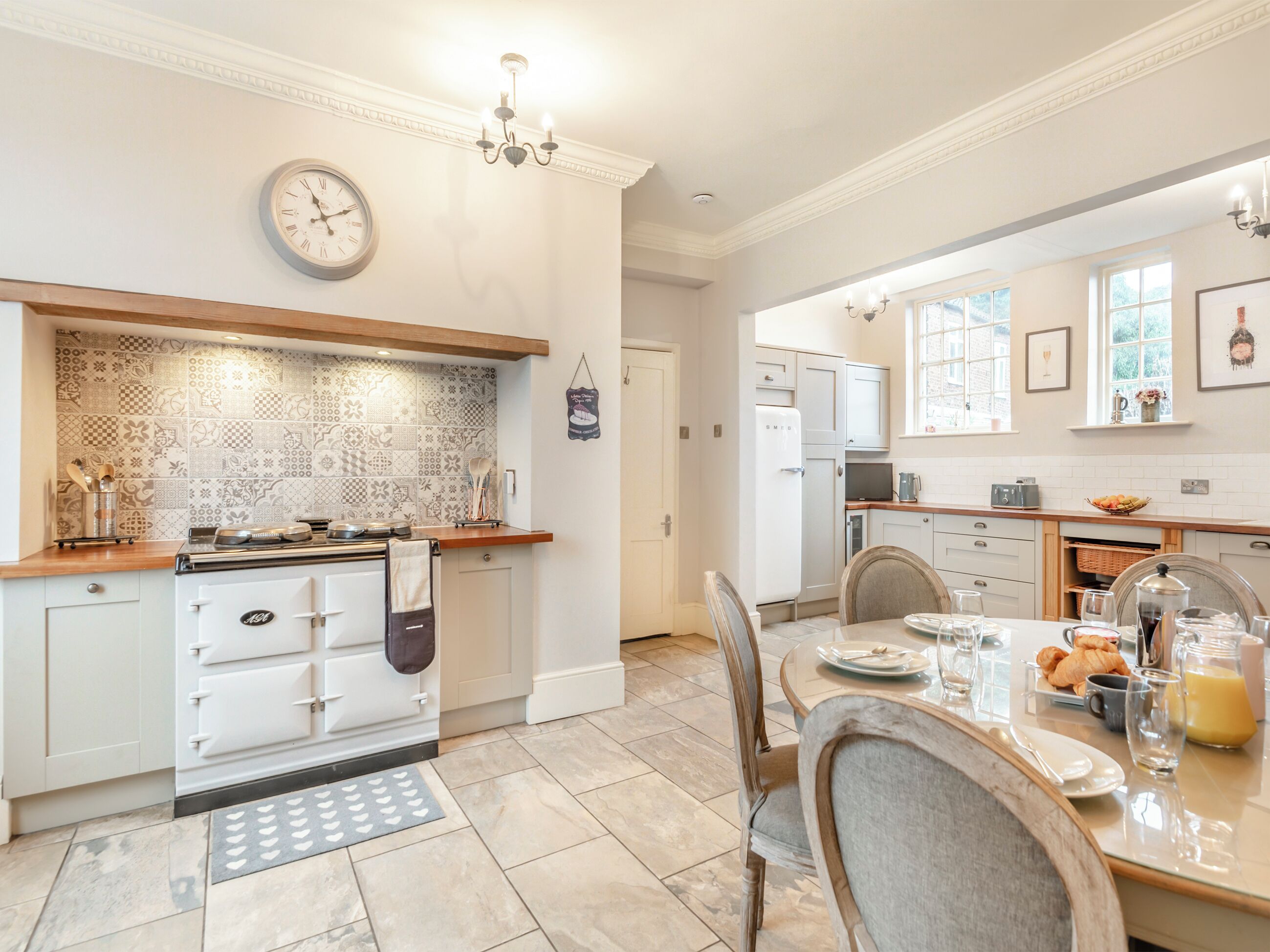 洗碗機、高腳椅