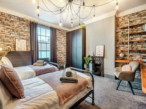 5 quartos, Wi-Fi de cortesia, roupa de cama
